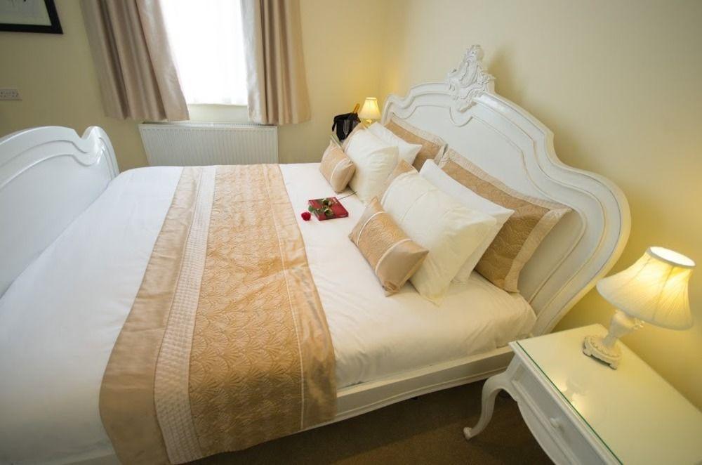 Heath & Restaurant 3* Dewsbury